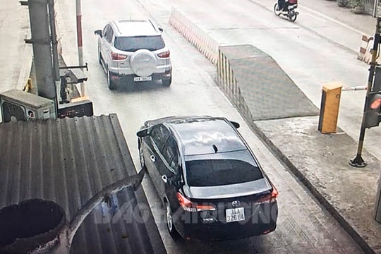Bám đuôi ô tô phía trước để trốn vé ở trạm thu phí An Thái